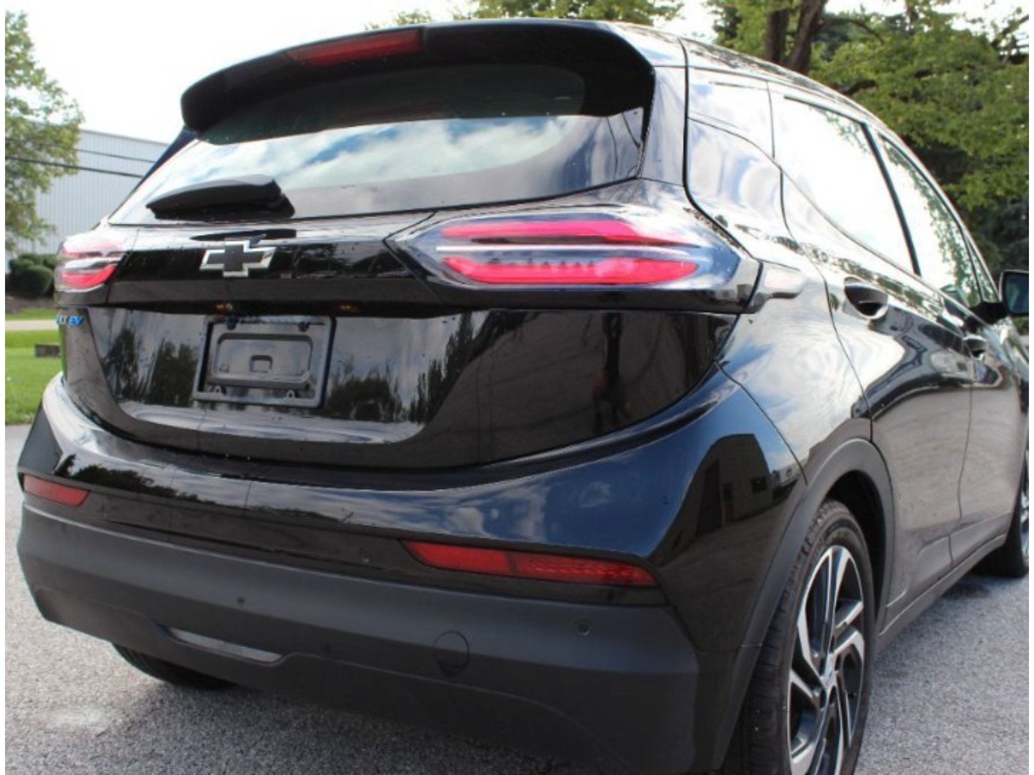 Used 2023 Chevrolet Bolt LT w/ Infotainment Package FWD image 4