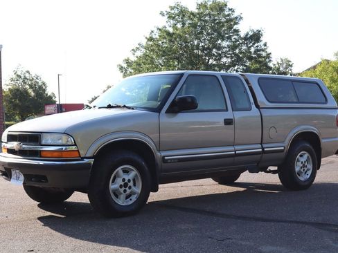 Used 2001 Chevrolet S10 Pickup LS w/ Preferred Equipment Group image 11