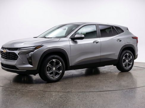 Used 2025 Chevrolet Blazer LT FWD image 3