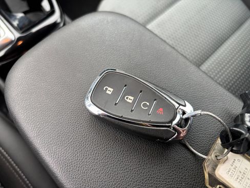 Used 2025 Chevrolet Trax LT FWD image 21