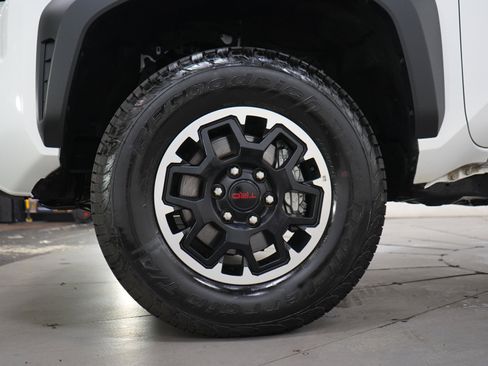 Used 2025 Toyota Tacoma TRD Off-Road AWD/4WD image 27