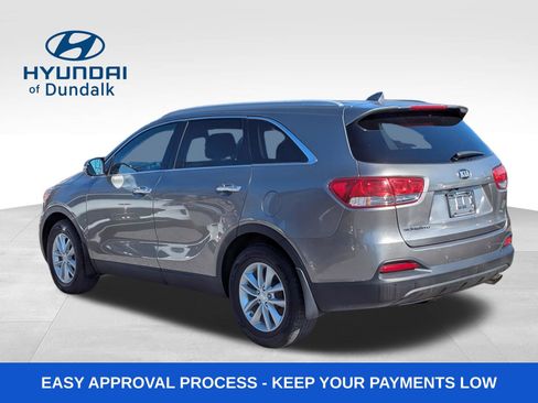 Used 2017 Kia Sorento LX w/ LX Convenience Package image 3