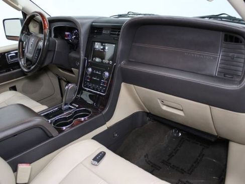 Used 2017 Lincoln Navigator L Reserve image 29