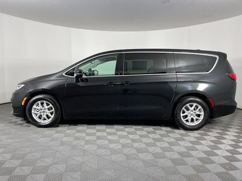 Used 2023 Chrysler Pacifica Touring-L FWD image 7
