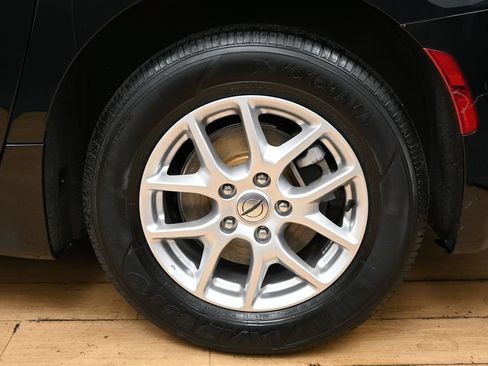 Used 2025 Chrysler Pacifica Select FWD image 13