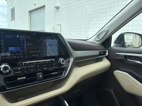 Used 2022 Toyota Highlander Limited FWD image 17