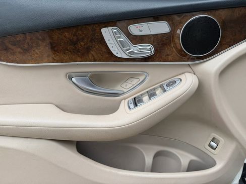 Used 2019 Mercedes-Benz GLC 300 4MATIC w/ Premium Package image 8