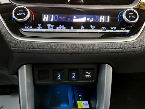 Used 2022 Toyota Corolla Cross XLE image 31