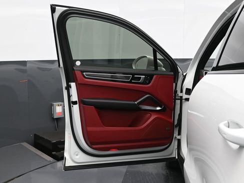 Certified 2022 Porsche Cayenne Turbo image 8