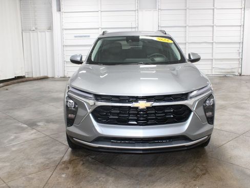 Used 2025 Chevrolet Trax LT w/ LT Convenience Package image 3