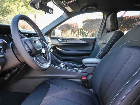 New 2025 Jeep Grand Cherokee Laredo image 14