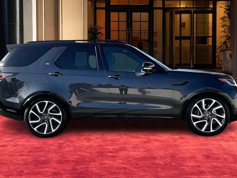 Used 2024 Land Rover Discovery Metropolitan Edition image 13