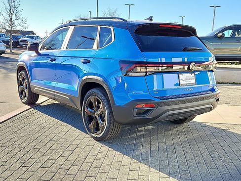 New 2025 Volkswagen Taos SE image 2