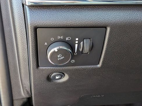 Used 2018 Jeep Grand Cherokee Limited image 12