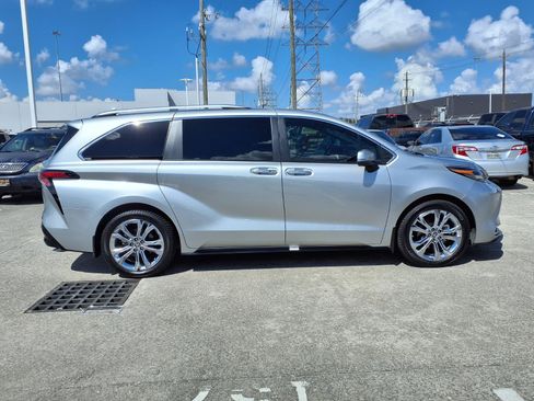 Used 2024 Toyota Sienna Platinum FWD image 27