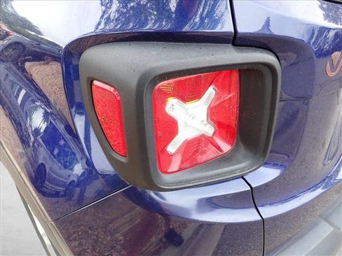 Used 2018 Jeep Renegade Latitude FWD image 14