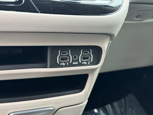 Used 2023 Chrysler Pacifica Touring-L FWD image 37
