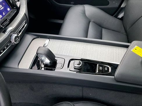 Used 2025 Volvo XC60 B5 Plus image 19