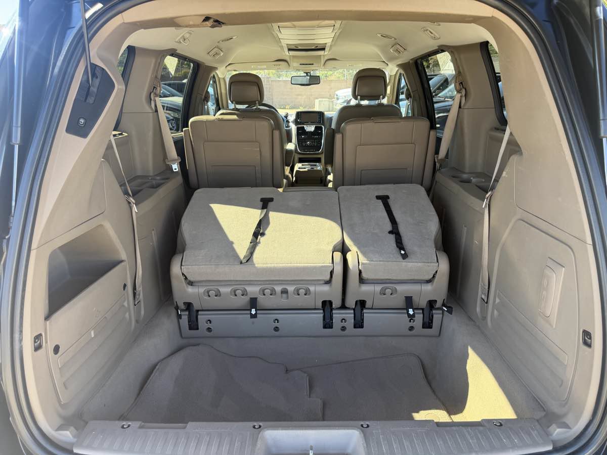 Used 2013 Chrysler Town & Country Touring-L w/ Driver Convenience Group FWD image 18