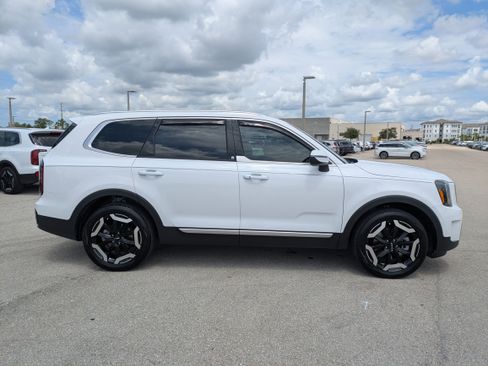 Used 2024 Kia Telluride EX w/ EX Captain's Chair Package FWD image 4