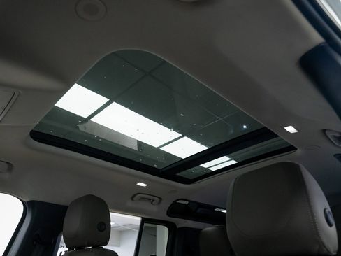 Used 2021 Land Rover Defender 110 SE image 15