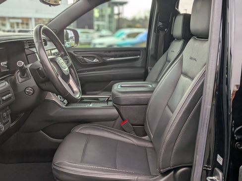 Used 2022 GMC Yukon Denali w/ Denali Premium Package image 12