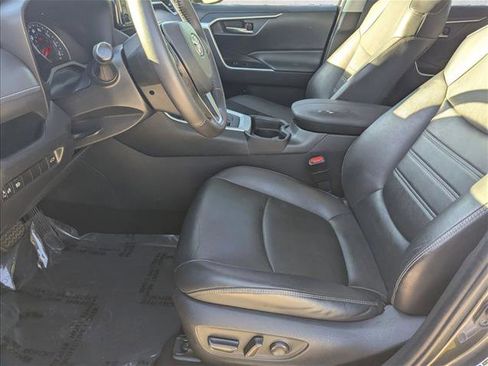 Used 2021 Toyota RAV4 XLE Premium image 16