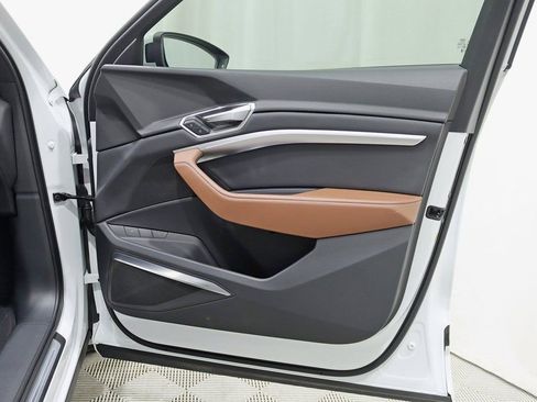 Used 2024 Audi Q8 e-tron Prestige image 35