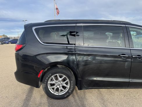 Used 2022 Chrysler Pacifica Touring-L image 7