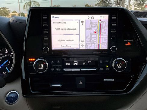 Used 2020 Toyota Highlander XLE image 6