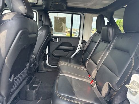 Used 2024 Jeep Wrangler Unlimited Sahara w/ Technology Group AWD/4WD image 19