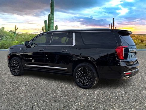 Used 2021 GMC Yukon XL Denali w/ Denali Premium Package image 5
