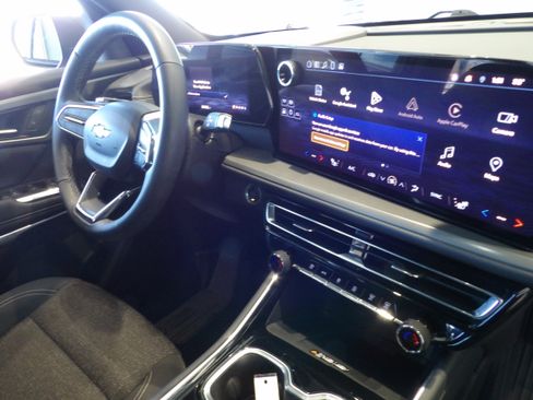 Used 2024 Chevrolet Traverse LT image 24