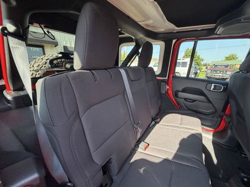 Used 2022 Jeep Wrangler Unlimited Sahara AWD/4WD image 39