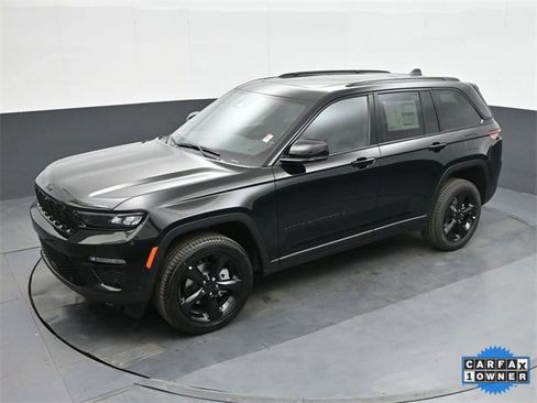 Used 2025 Jeep Grand Cherokee Limited w/ Luxury Tech Group II image 33