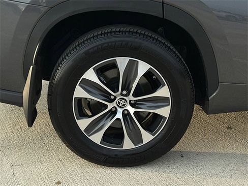 Used 2024 Toyota Highlander XLE image 9
