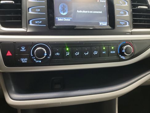 Used 2019 Toyota Highlander LE AWD/4WD image 21