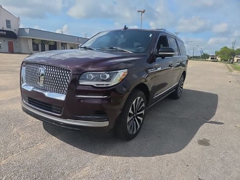 Used 2023 Lincoln Navigator Reserve AWD/4WD image 3