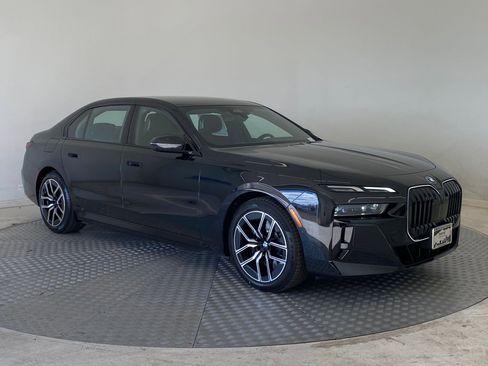 New 2026 BMW 750e xDrive w/ Premium Package image 7