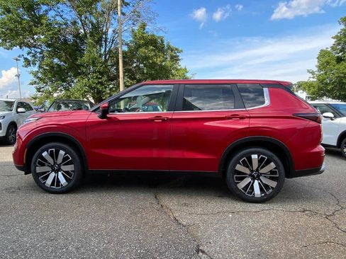 New 2025 Mitsubishi Outlander SE image 2