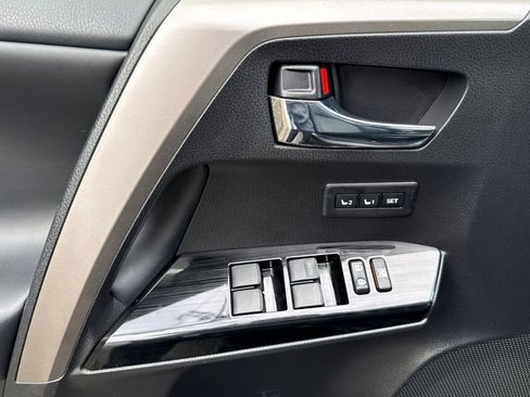 Used 2018 Toyota RAV4 Limited image 12
