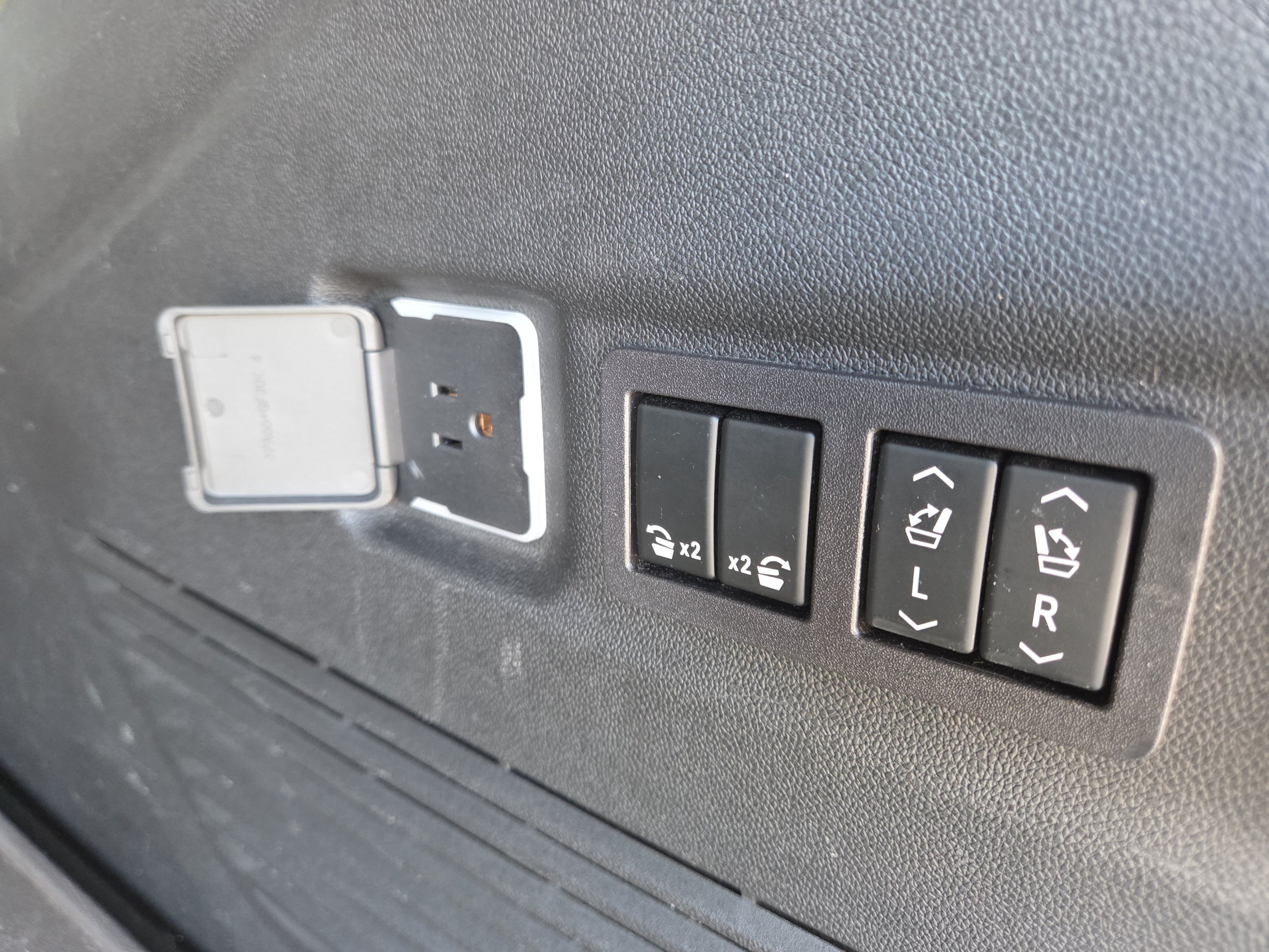 Used 2023 Chevrolet Suburban Premier AWD/4WD image 34