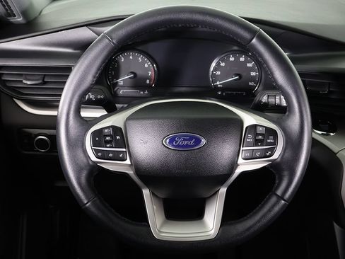 Used 2023 Ford Explorer XLT AWD/4WD image 40
