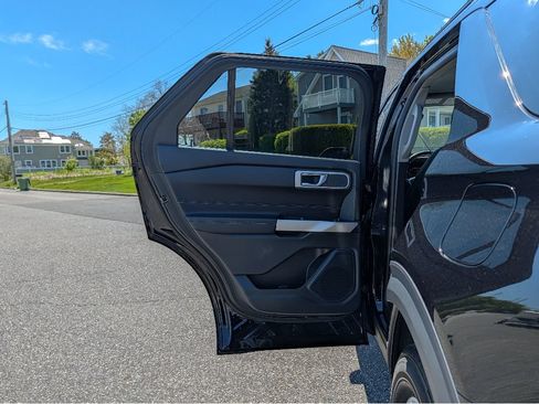 Used 2021 Ford Explorer XLT w/ Equipment Group 202A AWD/4WD image 11