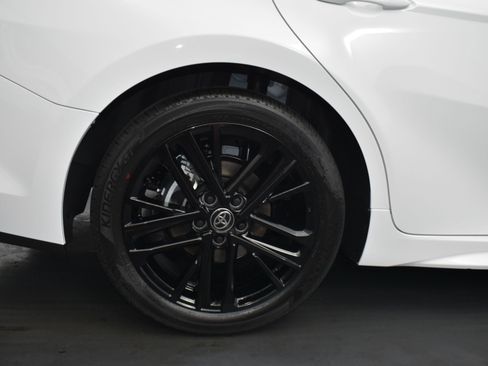 Used 2025 Toyota Camry SE image 9