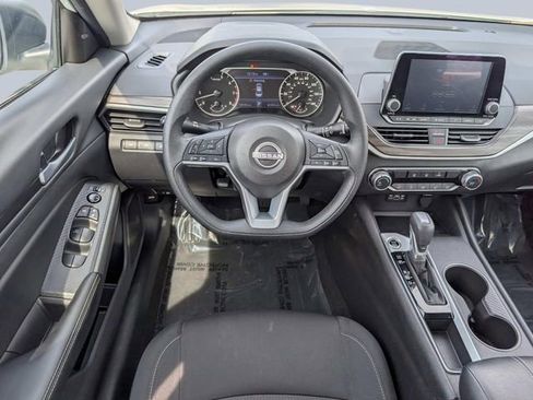 Used 2025 Nissan Altima 2.5 SV image 18