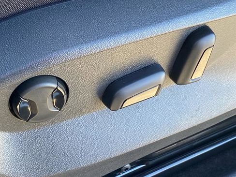 New 2026 Volkswagen Taos SE image 3