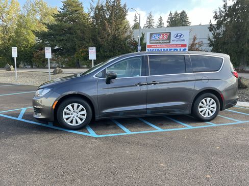 Used 2020 Chrysler Voyager L image 2