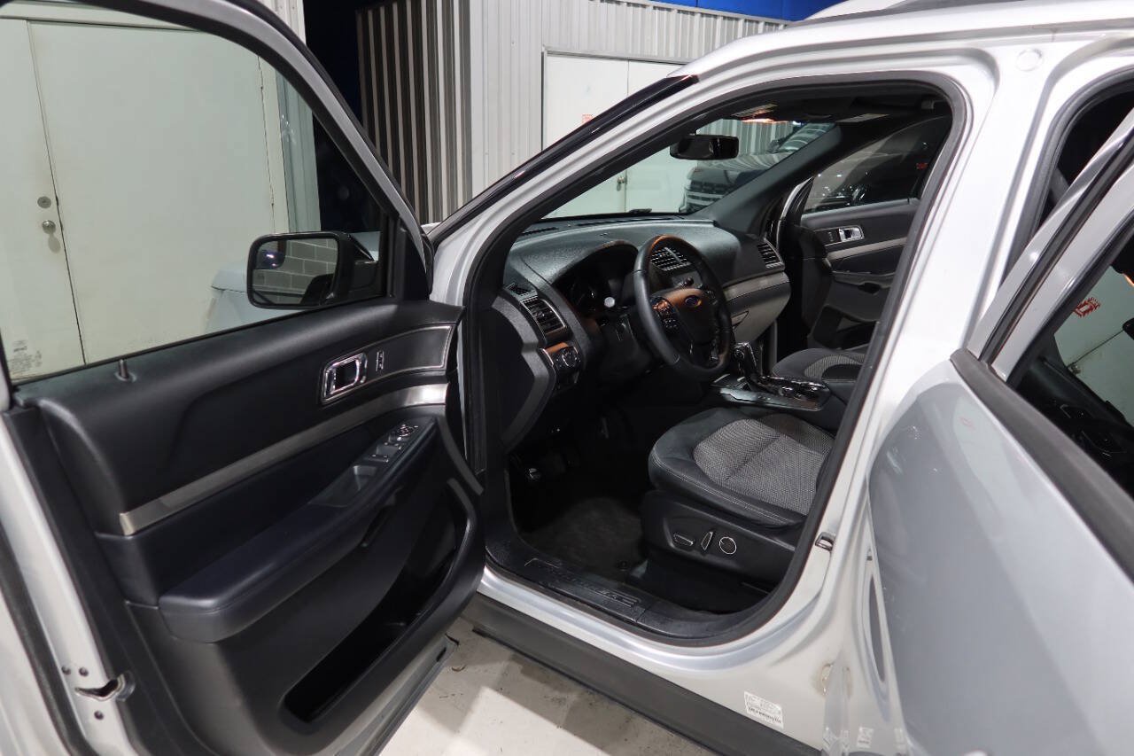 Used 2018 Ford Explorer XLT w/ Equipment Group 201A FWD image 19