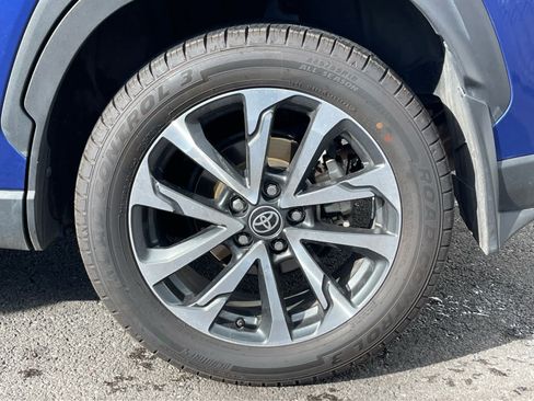 Used 2023 Toyota Corolla Cross XLE image 11